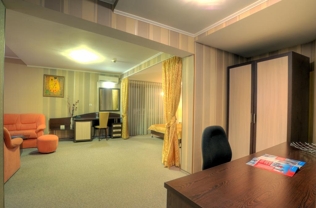 Luxor Hotel สโมลยัน ภายนอก รูปภาพ